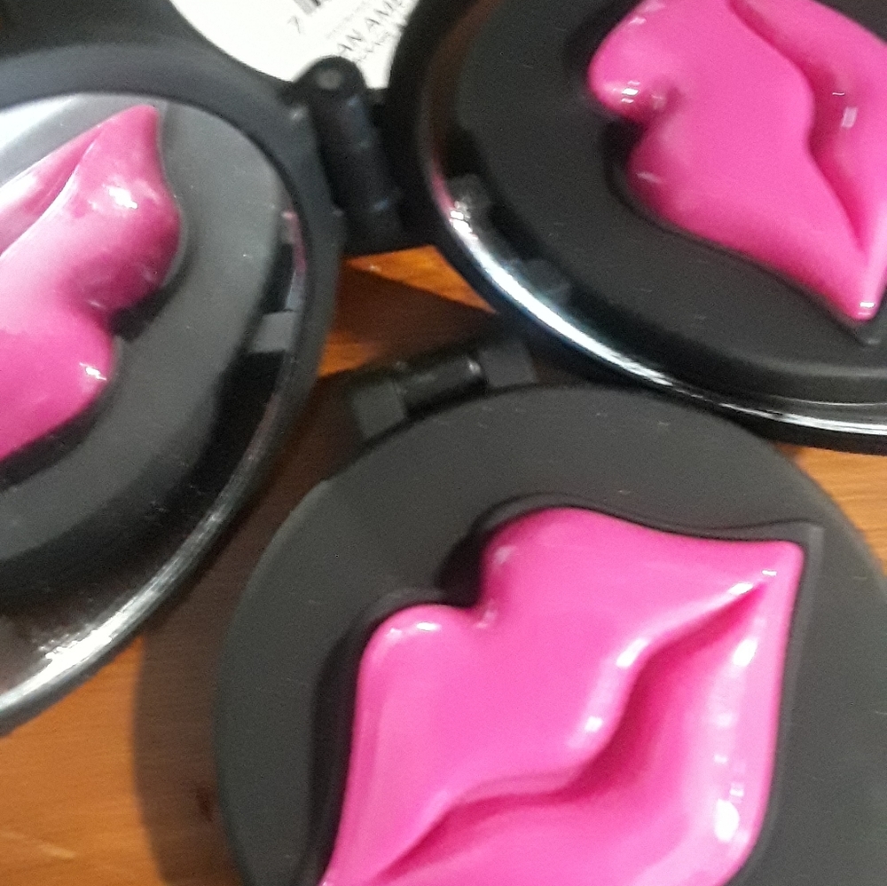 Lip pocket mirrors